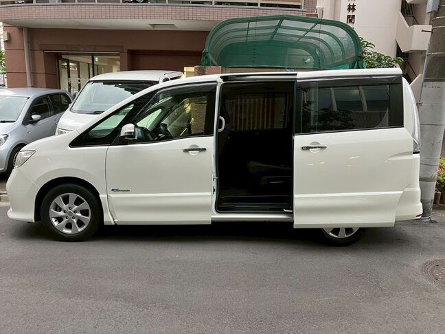 左側が電動スライドドアになりますので、お子様のいるご家族にはおすすめです。